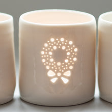 Load image into Gallery viewer, Wreath mini porcelain tealight holder
