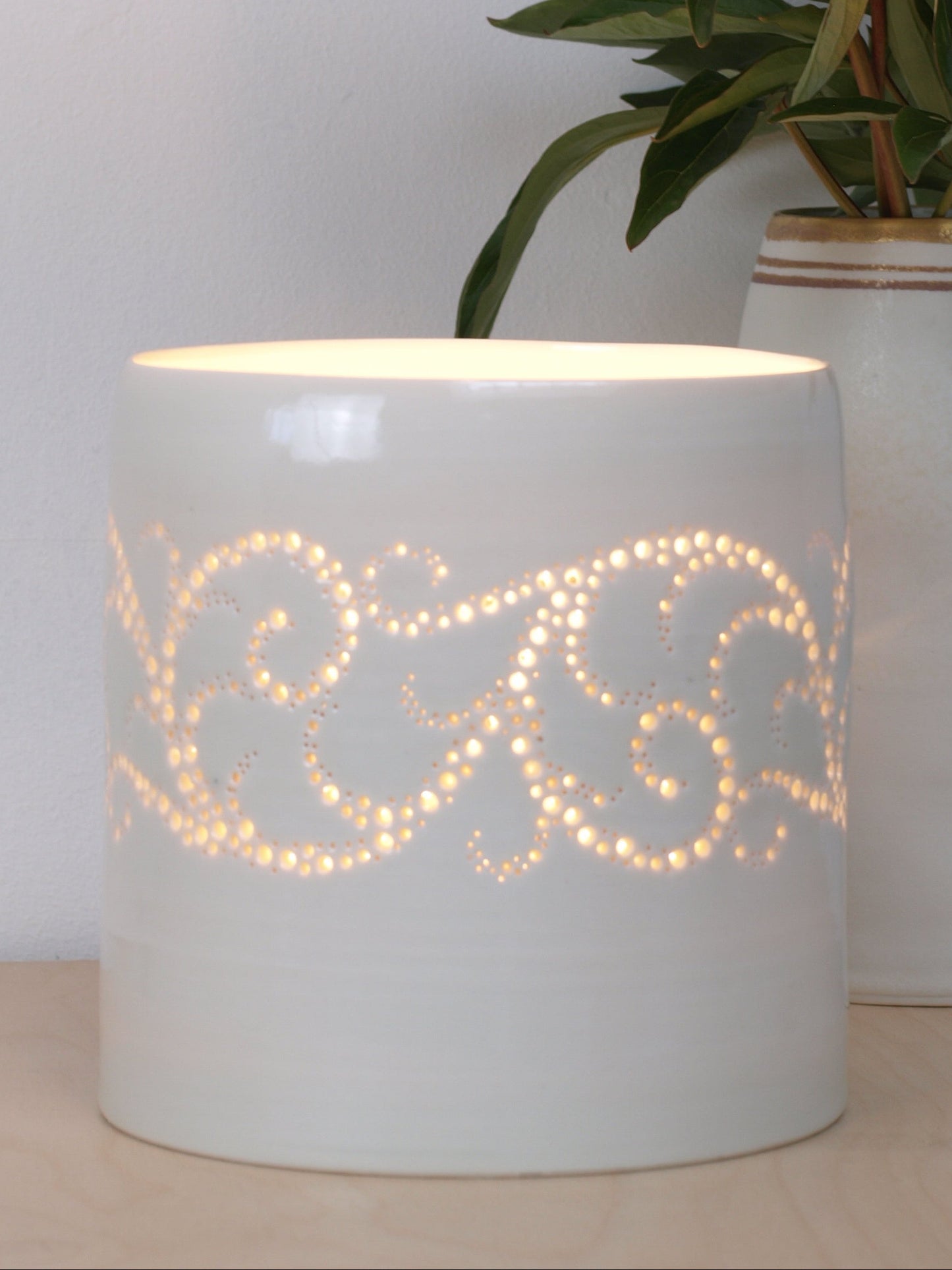 Scrolls porcelain lamp