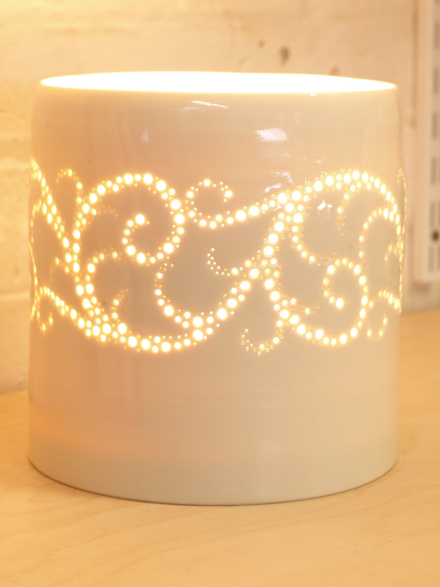 Scrolls porcelain lamp