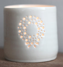 Load image into Gallery viewer, Wreath mini porcelain tealight holder
